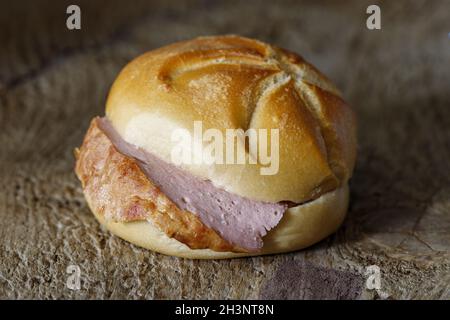 Pane bavarese di carne su legno scuro Foto Stock