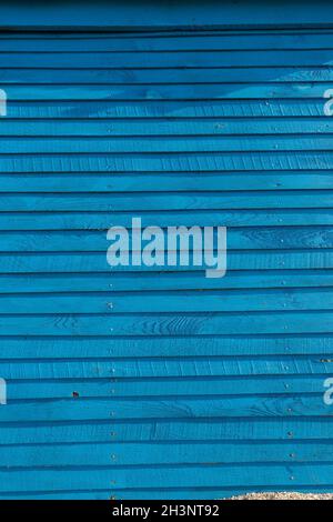 Sfondo da tavole orizzontali in blu brillante. Recinzione in legno ultramarino. Foto Stock