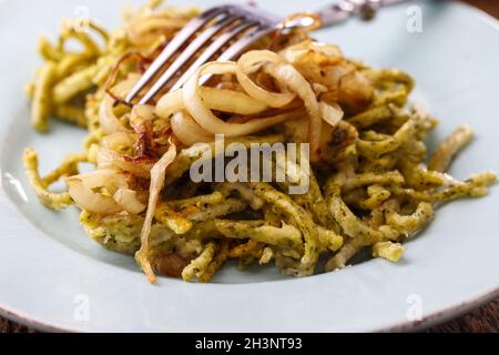 Spinaci bavaresi Spaetzle pasta su legno Foto Stock