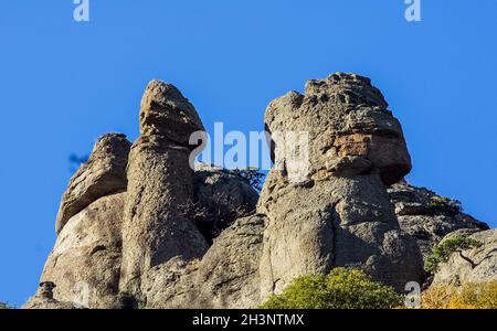 Rocce in Crimea. Le rocce di Crimea. L'uscita di sedimenti di calcare Foto Stock