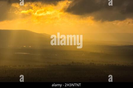 Dawn nelle montagne di Crimea, luce foschia di nebbia sulle montagne e raggi del sole attraverso le nuvole. Foto Stock