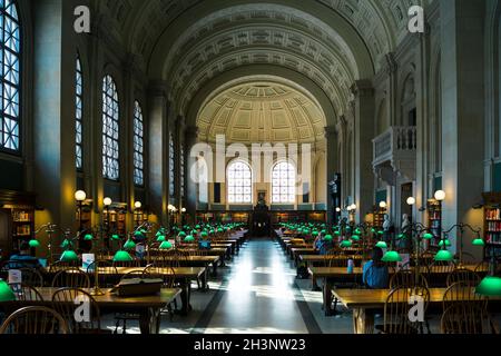 Boston, USA - 22 ottobre 2021: Sala di lettura al McKim Building dove è possibile studiare, fare ricerche o leggere, situata nella Boston Public Library Foto Stock