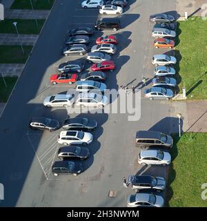 Vista aerea di un parcheggio con auto nel Centro di Magdeburgo in Germania Foto Stock