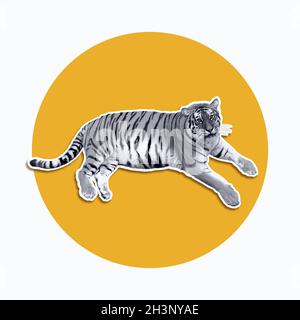 Tigre adagiato sul cerchio giallo con sfondo bianco. Animale selvatico disegnato in digitale. Illustrazione raster stock Foto Stock