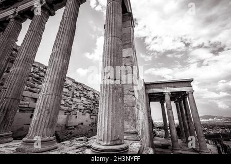 Tempio di Erechtheion sull'Acropoli in bianco e nero, Atene, Grecia. La famosa collina dell'Acropoli è il punto di riferimento di Atene. Scenario di antiche rovine greche in Foto Stock