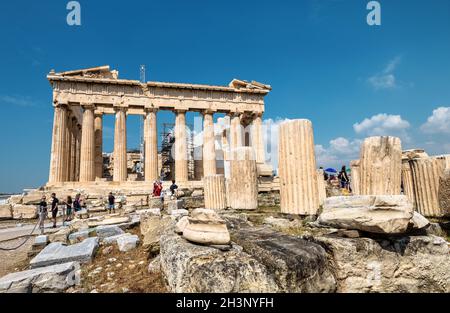 Atene - 8 maggio 2018: Tempio del Partenone sull'Acropoli di Atene, Grecia. E' la principale attrazione turistica di Atene. La gente visita le rovine greche antiche sopra a. Foto Stock