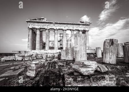 Partenone in bianco e nero, Atene, Grecia. L'antico tempio greco sull'Acropoli è il punto di riferimento principale di Atene. Vista spettacolare delle rovine nel centro di Atene. Co Foto Stock