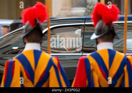 Vaticano. 29 ottobre 2021. Il Presidente DEGLI STATI UNITI Joe Biden lascia il Palazzo Apostolico. Papa Francesco riceve il Presidente degli Stati Uniti d'America, Joe Biden e la prima signora Jill, al Palazzo Apostolico di Città del Vaticano. Credit: SOPA Images Limited/Alamy Live News Foto Stock