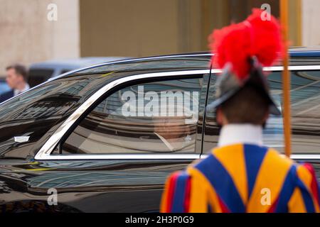 Vaticano. 29 ottobre 2021. Il Presidente DEGLI STATI UNITI Joe Biden lascia il Palazzo Apostolico. Papa Francesco riceve il Presidente degli Stati Uniti d'America, Joe Biden e la prima signora Jill, al Palazzo Apostolico di Città del Vaticano. Credit: SOPA Images Limited/Alamy Live News Foto Stock