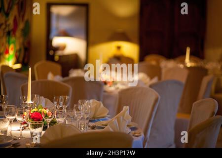 Decorazioni per matrimoni in stile rustico. Tavolo decorazione impostazione con fiori Foto Stock