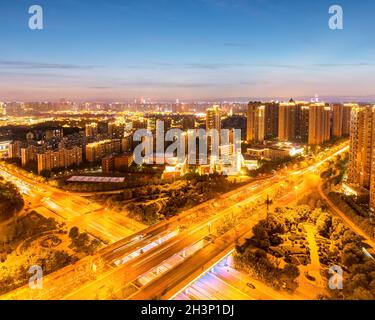 Interscambio stradale cittadino e skyline in xinan Foto Stock