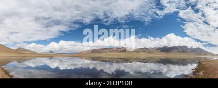 Altopiano lago e cielo blu riflessione panorama Foto Stock