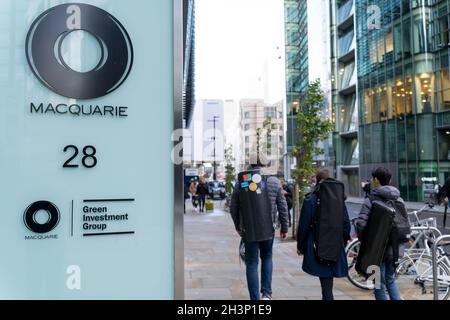 Musicians Walk pass Macquarie Group Limited Office building, banca d'investimento indipendente multinazionale australiana a Moorgate London Inghilterra UK Foto Stock