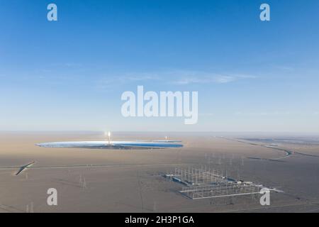 Vista aerea della centrale solare termica e della sottostazione dei trasformatori nel deserto Foto Stock