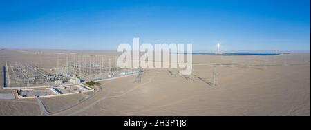 Centrale solare termica e sottostazione trasformatore Foto Stock