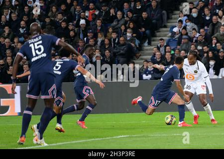 Parigi, Francia. 30 Ott 2021. RENATO SANCHES Midfielder di Lille in azione durante il campionato francese di calcio Ligue 1 Uber mangia tra Paris Saint Germain e Lille OSC al Parc des Princes Stadium - Parigi Francia. Credit: ZUMA Press, Inc./Alamy Live News Foto Stock