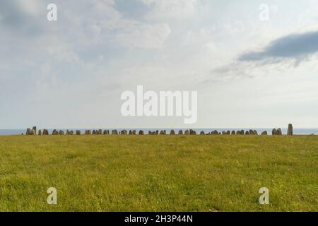 Ystad, Scania, Svezia - 06 20 2021 : Ales Stones antico monumento megalitico Foto Stock