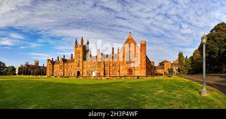 Ampio panorama del prato centrale di fronte all'edificio principale nel distretto scolastico di Sydney - campus universitario delle scuole superiori. Foto Stock