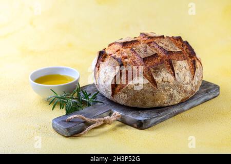 Pane artigianale appena sfornato e olio d'oliva. Foto Stock