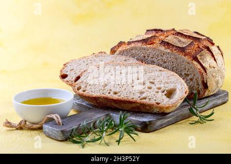 Pane artigianale appena sfornato e olio d'oliva. Foto Stock