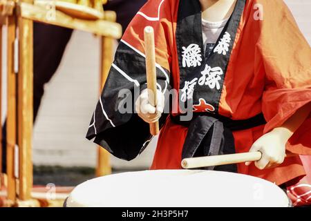 Immagini di bambini che colpiscono il taiko Foto Stock