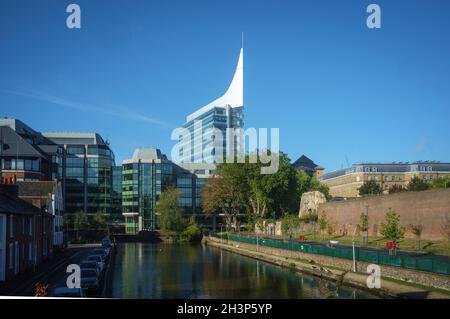 The Blade, un caratteristico blocco di uffici presso il Kennett & Avon Canal a Reading Berkshire Foto Stock