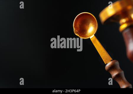 Sigillo a cera su sfondo nero scuro Foto Stock