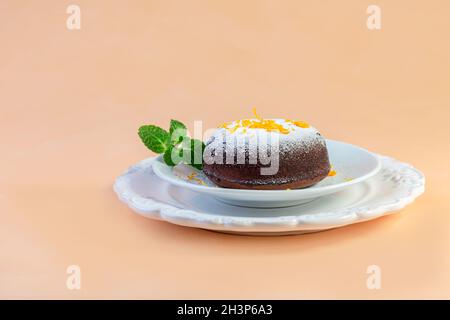 Dessert caldo al cioccolato con buccia d'arancia. Foto Stock