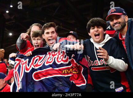 Atlanta, Stati Uniti. 29 ottobre 2021. I fan di Atlanta incoraggiano prima dell'inizio della partita tre della MLB World Series tra gli Houston Astros e gli Atlanta Braves al Truist Park di Atlanta, Georgia, venerdì 29 ottobre 2021. Foto di David Tulis/UPI. Credit: UPI/Alamy Live News Foto Stock