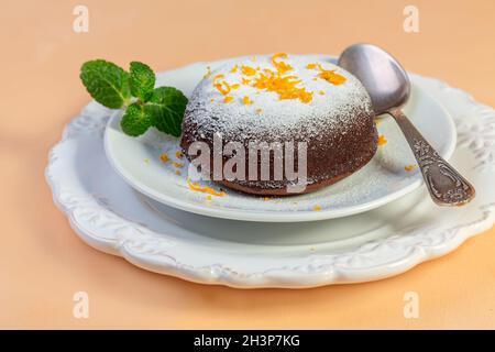 Dolce caldo al cioccolato con buccia d'arancia e menta. Foto Stock