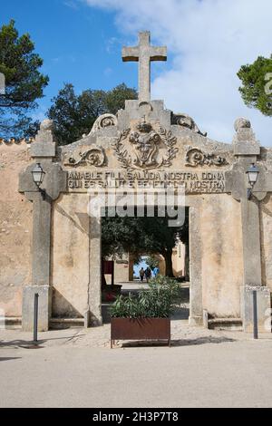 Puig De Randa, Maiorca, Spagna - 14 ottobre 2021 ingresso del monastero di Santuari De Cura, sul monte Puig De Randa a Maiorca, Spagna Foto Stock