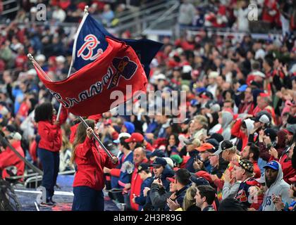 Atlanta, Stati Uniti. 29 ottobre 2021. Atlanta Braves cheerleaders onda le bandiere prima dell'inizio della partita tre contro gli Houston Astros nella MLB World Series al Truist Park di Atlanta, Georgia venerdì 29 ottobre 2021. Foto di David Tulis/UPI Credit: UPI/Alamy Live News Foto Stock