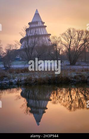 Vista sul fiume alte Elbe al Jahrtausendturm alla periferia della città di Magdeburg Foto Stock