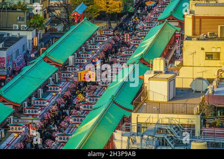 Via Nakamise illuminata dal tramonto Asakusa Foto Stock