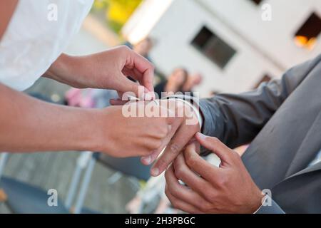 Sposa e lo sposo scambiare gli anelli di nozze. Elegante giovane cerimonia ufficiale Foto Stock