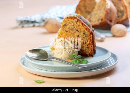 Pezzo di torta di carote fatta in casa con gelato. Foto Stock