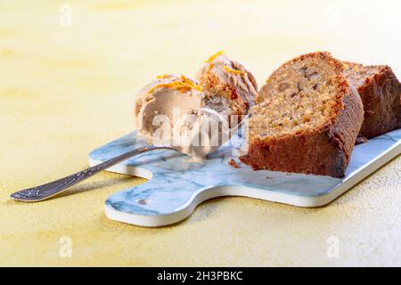 Fette di torta di carota tradizionale. Foto Stock