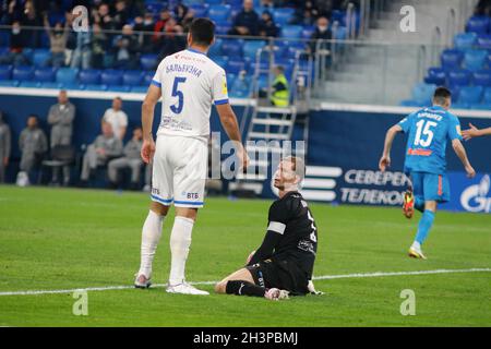 San Pietroburgo, Russia. 29 ottobre 2021. Anton Shunin (C) e Fabian Balbuena (L) di Zenit sono visti durante la partita di calcio della Russian Premier League tra Zenit Saint Petersburg e Dynamo Moscow alla Gazprom Arena.Final Score; Zenit 4:1 Dynamo. Credit: SOPA Images Limited/Alamy Live News Foto Stock