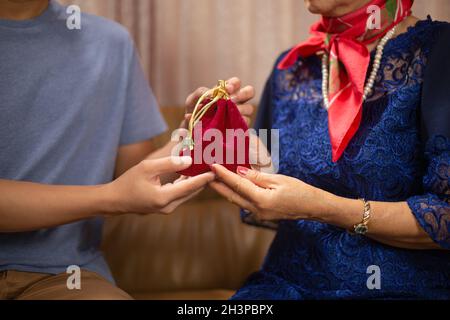 Giorno della madre, mamma che riceve un regalo dal figlio Foto Stock