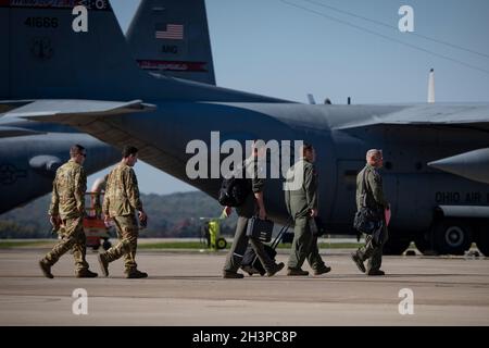 Il 179th Airlift Wing conduce le operazioni giornaliere di volo e manutenzione del C-130H Hercules, 20 ottobre 2021. I membri dei gruppi operativi e di manutenzione lavorano insieme per mantenere la preparazione della missione. (STATI UNITI Air National Guard foto di Master Sgt. Joe Harwood) Foto Stock