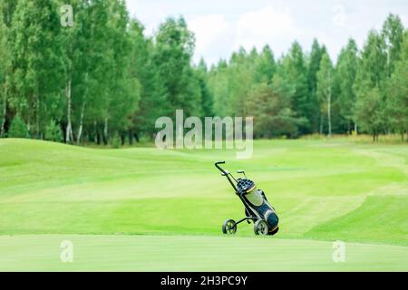 Minsk. Bielorussia - 21.08.2021 - carrelli da golf Push-Pull sul campo. Erba verde, alberi. Foto di alta qualità Foto Stock