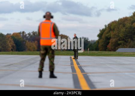 Un pilota F-35 assegnato alla Royal Netherlands Air Force si trova sulla flightline in preparazione alla partenza dal Vermont per una missione di addestramento, la base della Guardia Nazionale aerea del Vermont, South Burlington, Vt., 27 ottobre 2021. I membri della RNLAF hanno visitato la base come una sosta intermedia sulla strada per un esercizio fisico alla base dell'aeronautica militare di Edwards, California. (STATI UNITI Air National Guard foto di Julie M. Paroline) Foto Stock