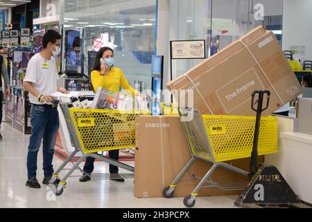 La gente si assume l'IVA gratuita per acquistare diversi schermi televisivi durante il giorno senza IVA decretata dal governo colombiano per riattivare l'economia a causa degli effetti della pandemia a Bogotà, Colombia, il 28 ottobre 2021. Foto Stock