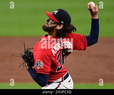 Atlanta, Stati Uniti. 29 ottobre 2021. Atlanta Braves lanciano il lanciatore Ian Anderson nel quarto inning della partita tre contro gli Houston Astros nella MLB World Series al Truist Park di Atlanta, Georgia venerdì 29 ottobre 2021. Foto di David Tulis/UPI Credit: UPI/Alamy Live News Foto Stock