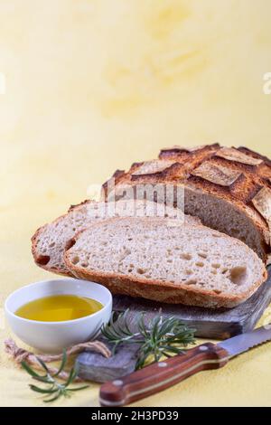 Pane artigianale appena sfornato e olio d'oliva. Foto Stock