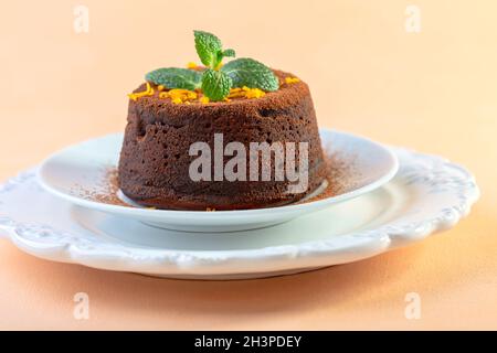 Dolce caldo al cioccolato con buccia d'arancia e menta. Foto Stock