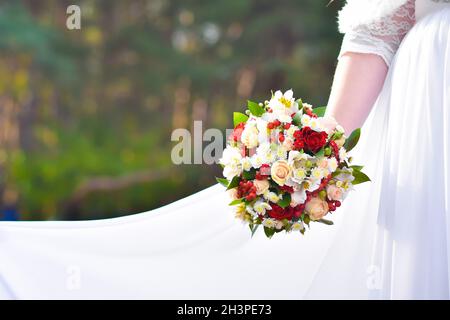 Bouquet di nozze nelle mani della sposa. Una sposa grassa contiene fiori. Foto Stock