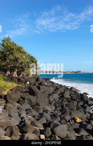 Burleigh Heads è una splendida posizione sulla Gold Coast del Queenslands. Gli iconici alberi di Pandanus e i barders di Burleigh Point con Surfers Paradise nel d Foto Stock