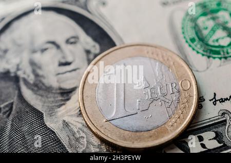 Un dollaro USA e una moneta da 1 euro Foto Stock