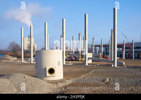 Nuova costruzione di un edificio aziendale in un'area commerciale A nord della città di Magdeburgo Foto Stock